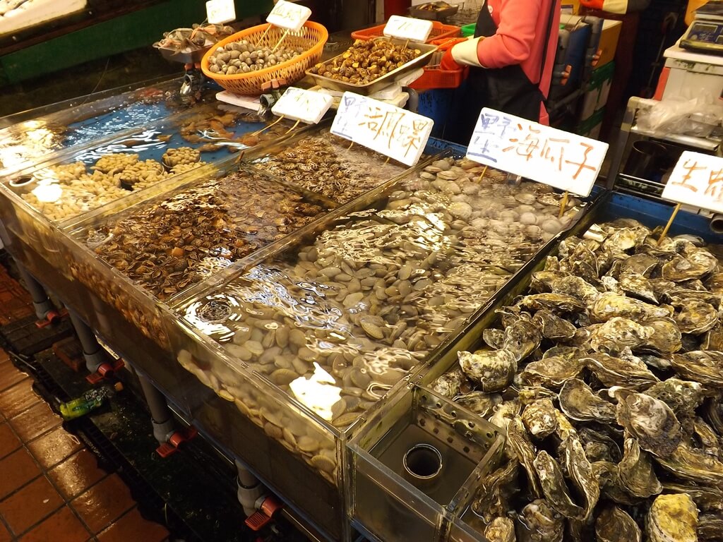 竹圍漁港的圖片：活鳳螺、海瓜子、生蠔販售