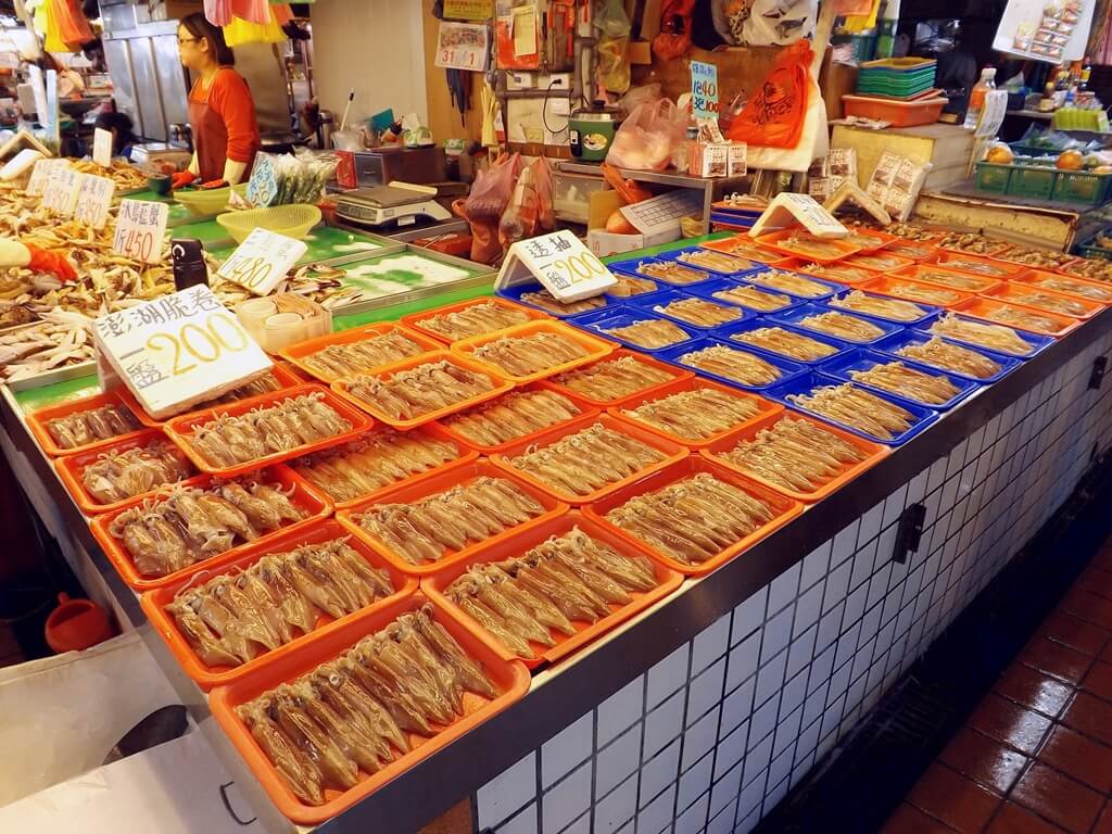 竹圍漁港的圖片：澎湖脆卷、透抽分盤販售
