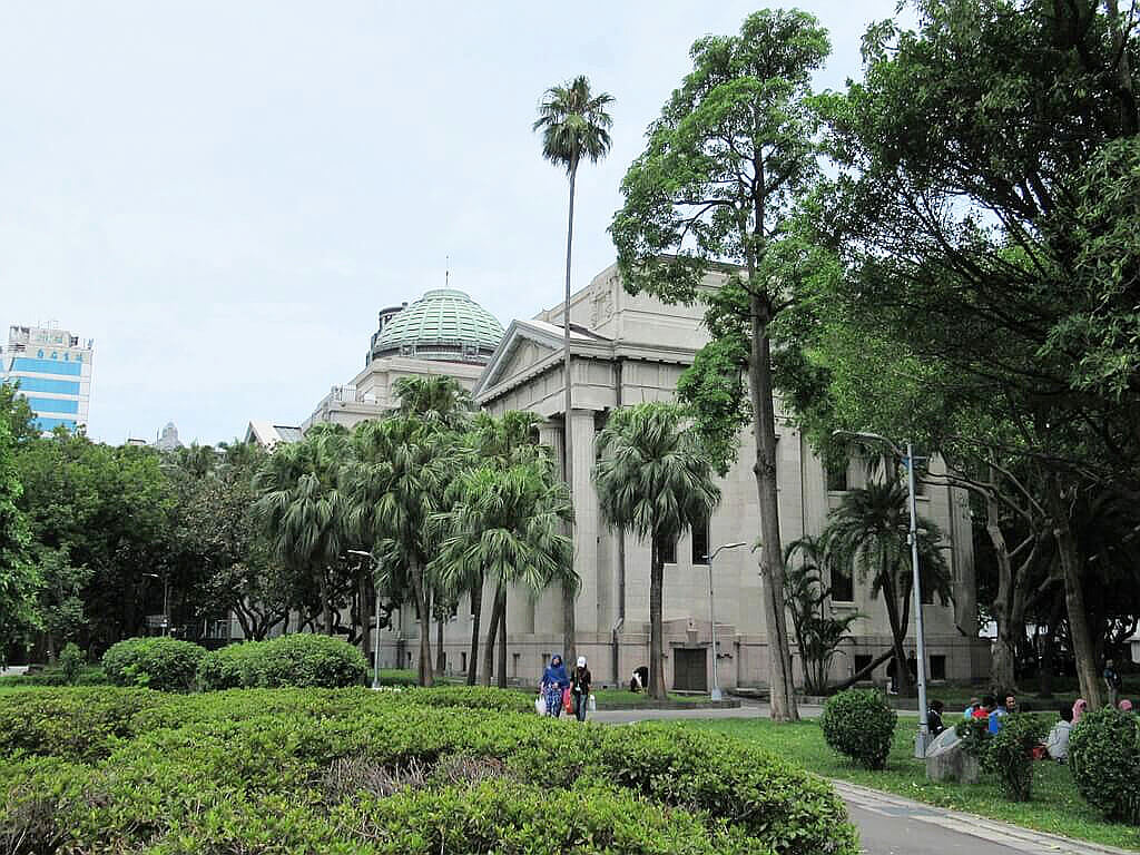 二二八和平紀念公園的圖片：公園旁可以看到國立臺灣博物館後方