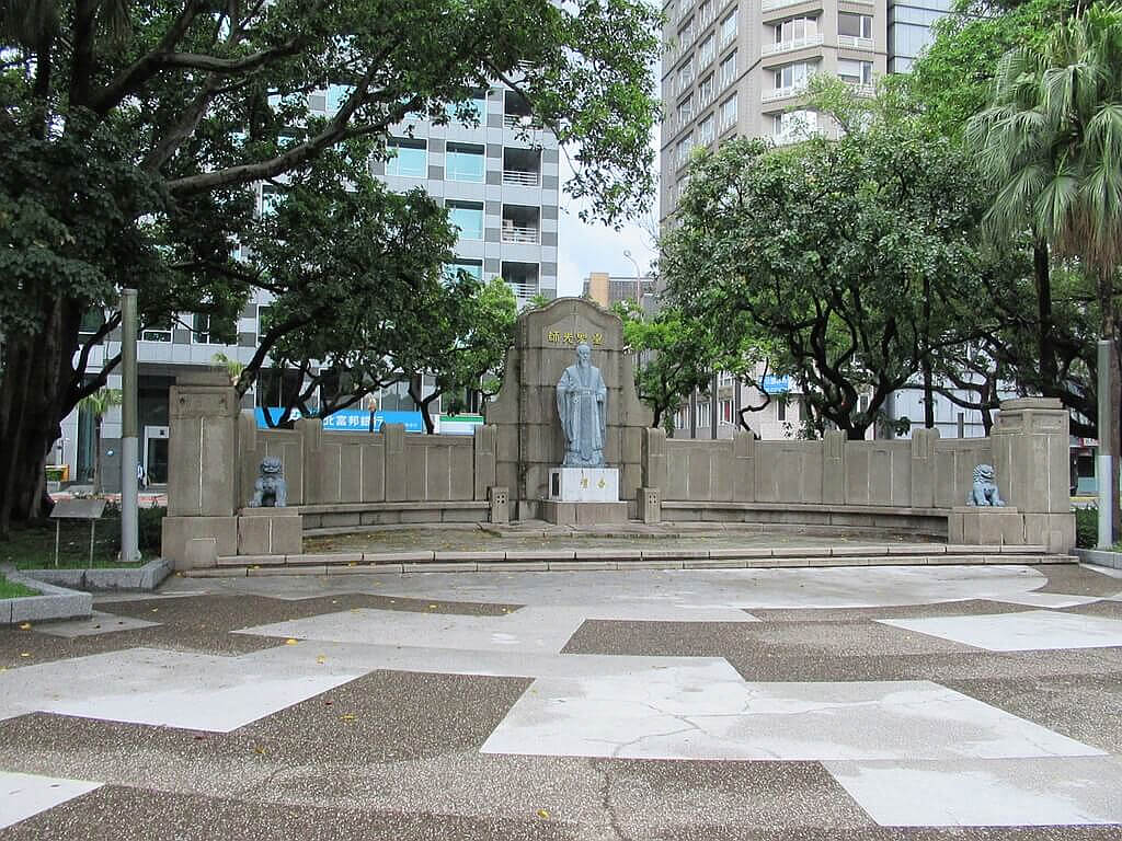 二二八和平紀念公園的圖片：孔子像與杏壇基座