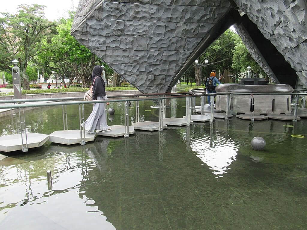 二二八和平紀念公園的圖片：觀光客可自由走向記念碑中央