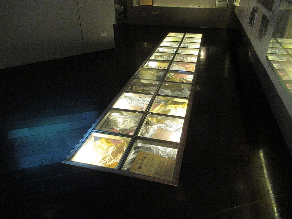 台北二二八紀念館的圖片：地上展示的當年文宣