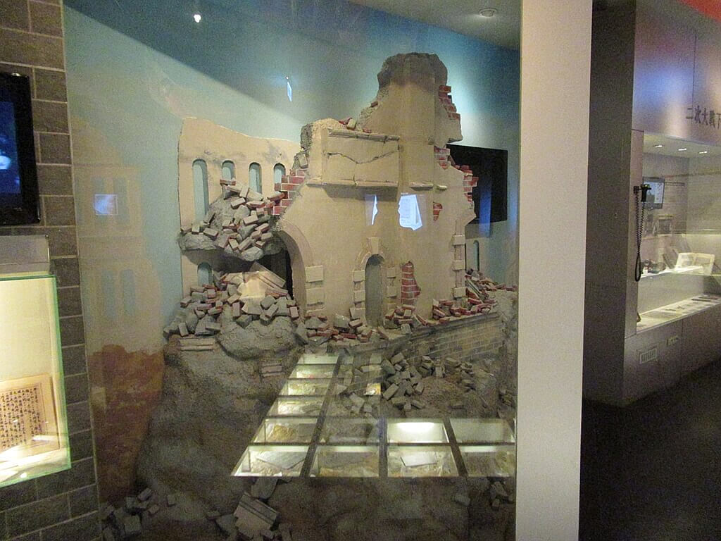台北二二八紀念館的圖片：傾倒的水泥紅磚牆