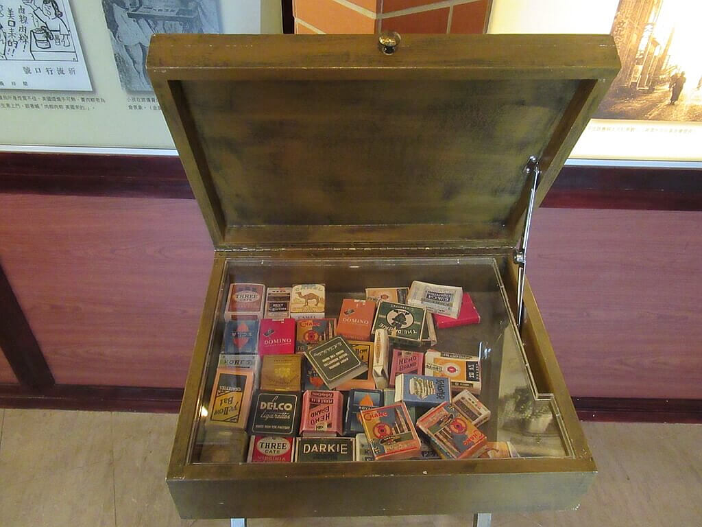 台北二二八紀念館的圖片：當年台灣常見的菸盒展示