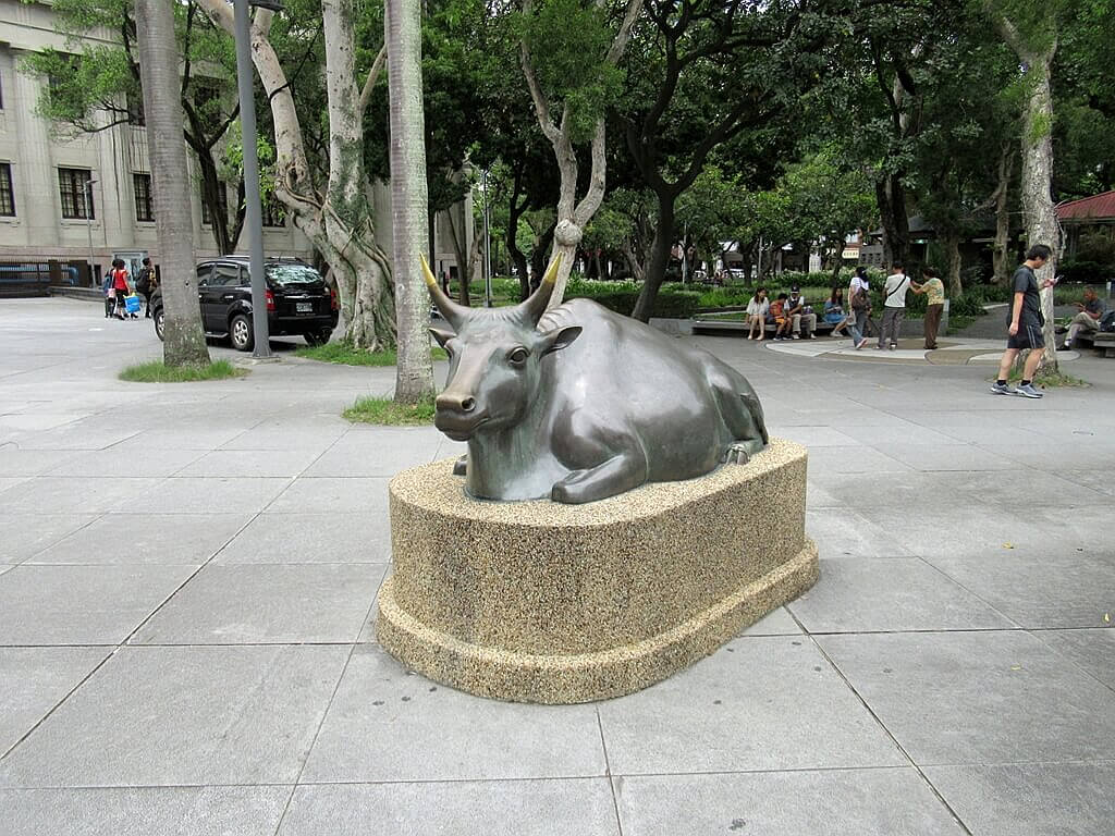國立臺灣博物館的圖片：博物館前的銅牛廣場前的牛銅像