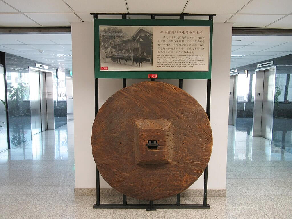郵政博物館的圖片：早期台灣郵政運郵牛車木輪