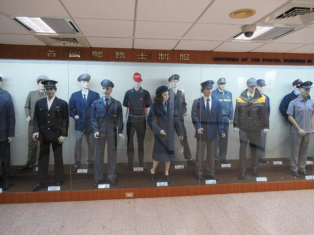 郵政博物館的圖片：各國郵務士制服展示