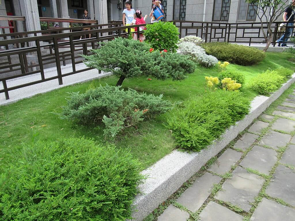 國立臺灣藝術教育館的圖片：修剪整齊藝術的植栽