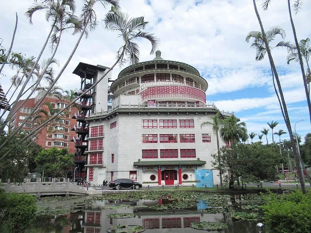 國立臺灣藝術教育館的圖片：荷花池方向看去的當代工藝設計分館