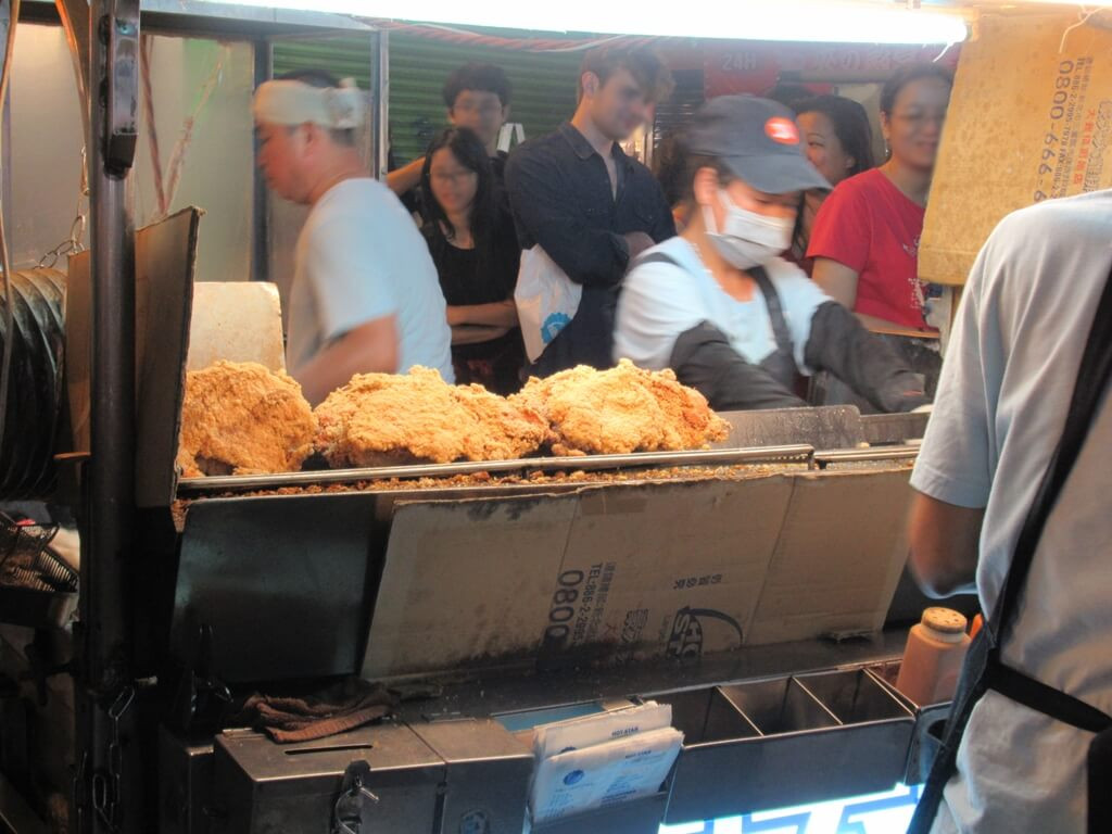 士林夜市的圖片：檯面上準備包裝的豪大大雞排