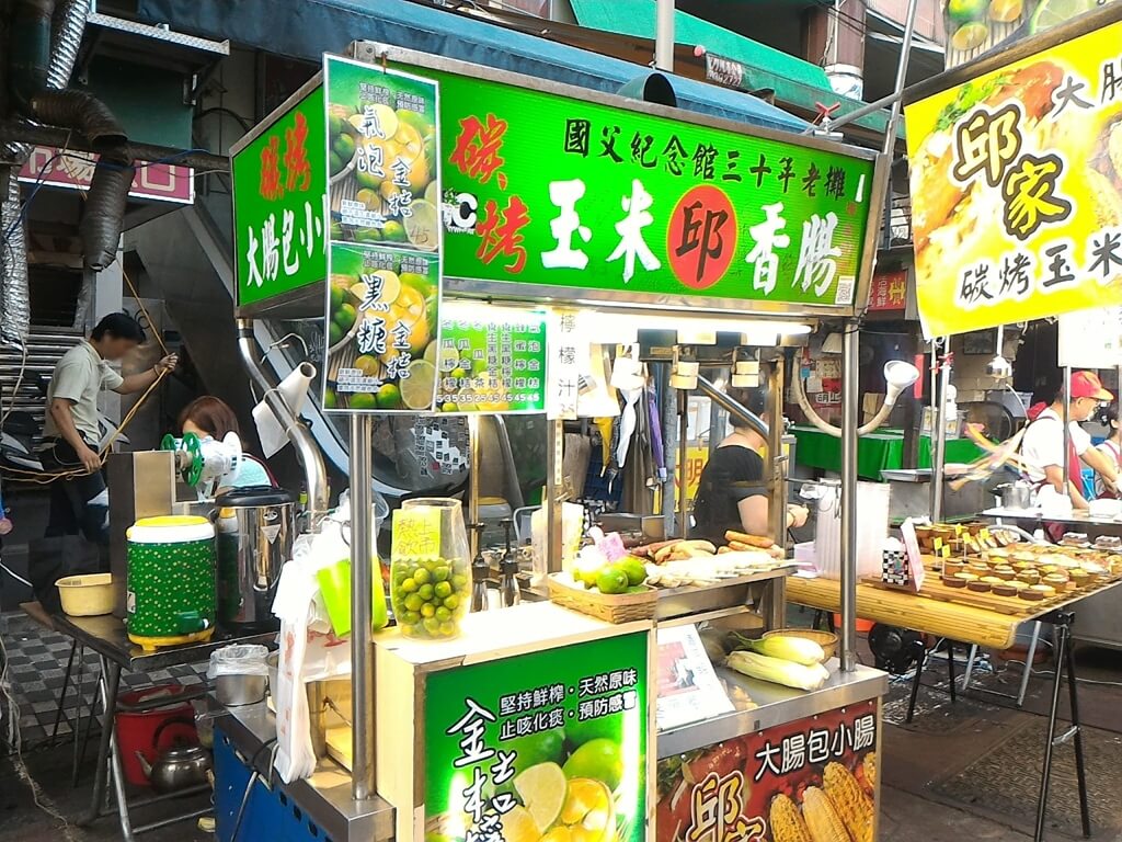 臨江街觀光夜市（通化夜市）的圖片：碳烤玉米香腸（邱）