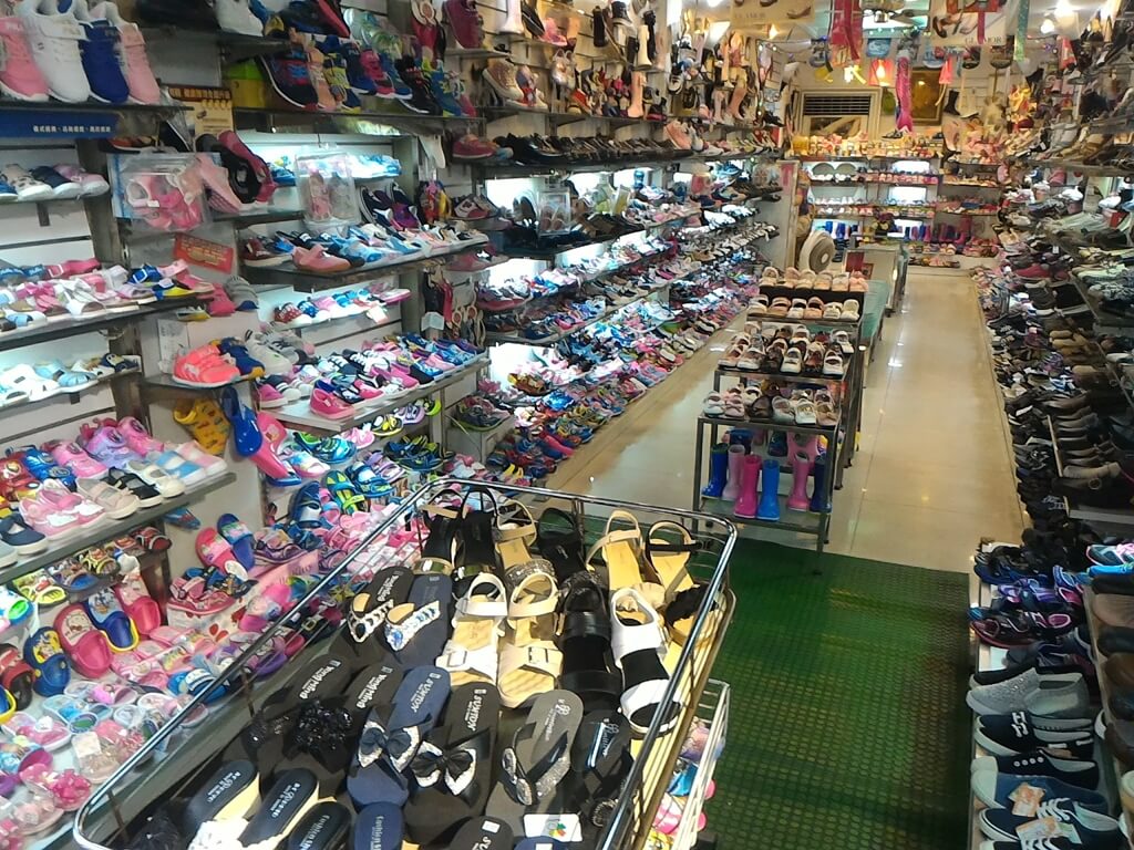 臨江街觀光夜市（通化夜市）的圖片：涼鞋、童鞋、休閒鞋 ... 