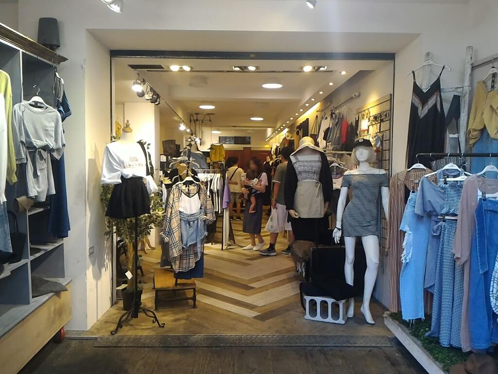 臨江街觀光夜市（通化夜市）的圖片：女流行服飾店
