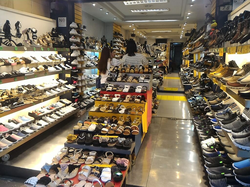 臨江街觀光夜市（通化夜市）的圖片：男女鞋、涼鞋、休閒鞋店