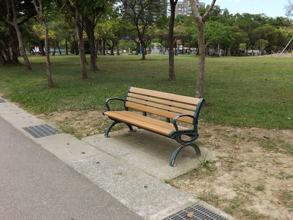 大安森林公園的圖片：步道旁的公園休息座椅