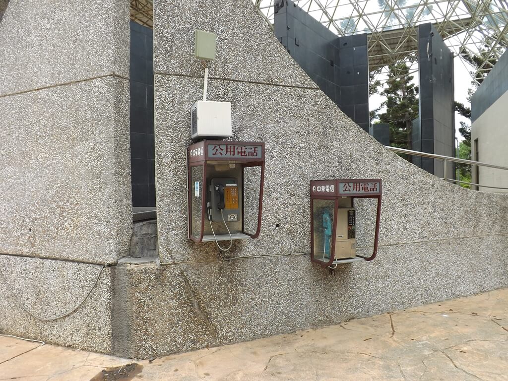 大安森林公園的圖片：音樂臺後方的公用電話