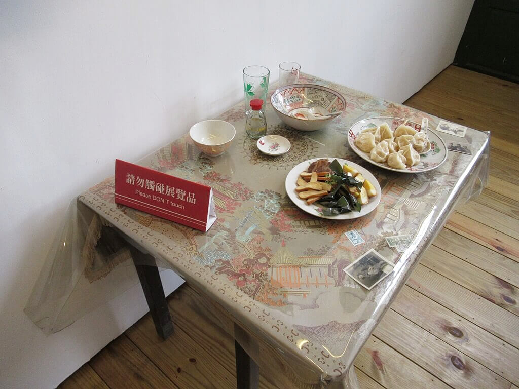 四四南村（信義公民會館、簡單市集）的圖片：桌上的餃子、小菜展覽品