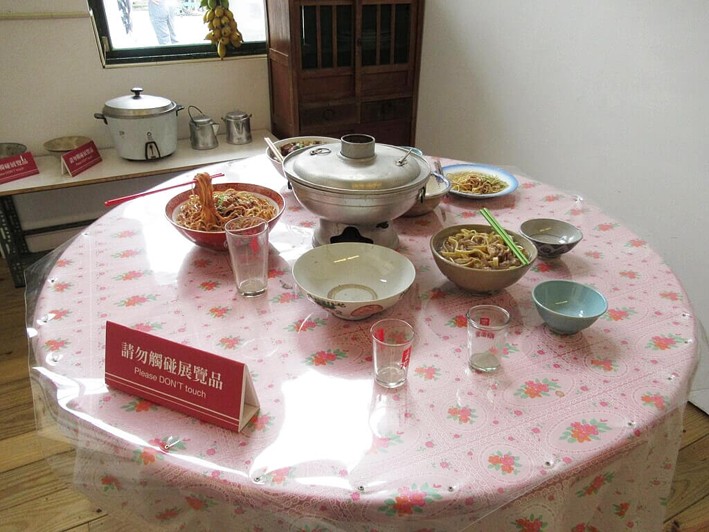 四四南村（信義公民會館、簡單市集）的圖片：眷村常見的圍爐餐桌展覽品