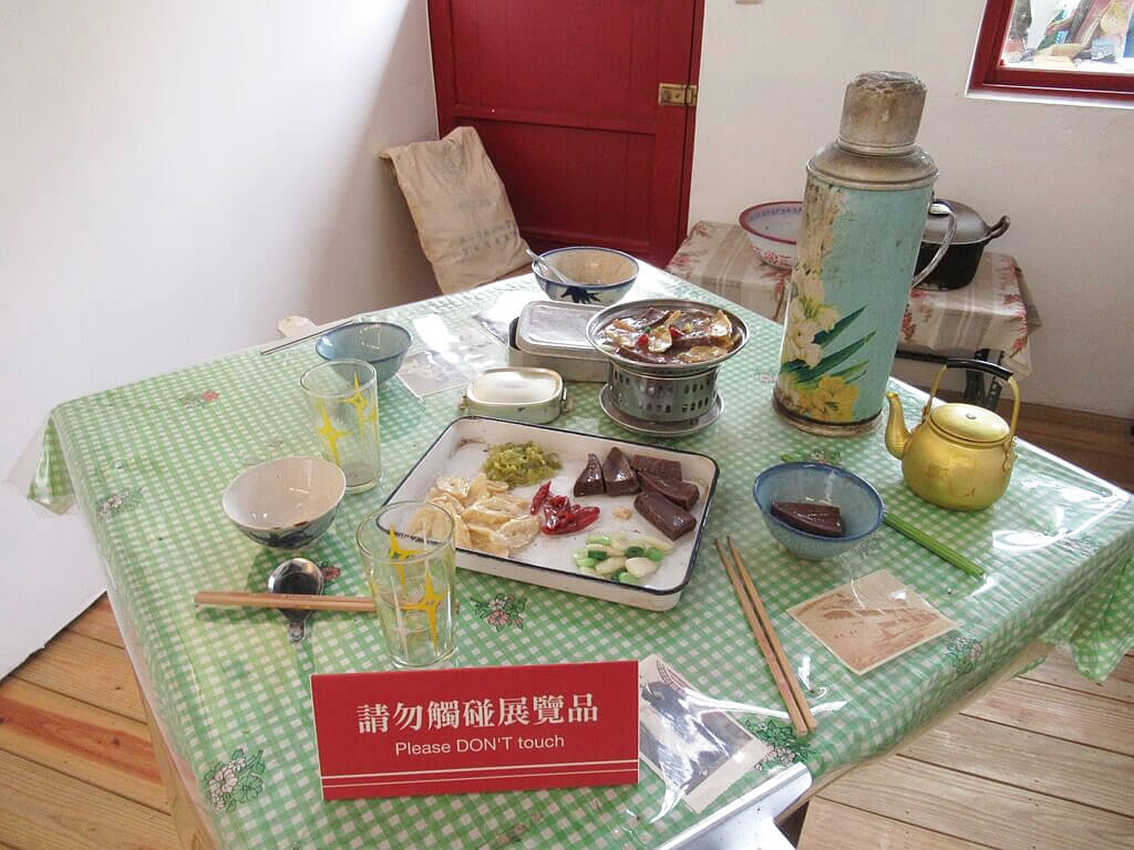 四四南村（信義公民會館、簡單市集）的圖片：擺放著餃子、牛肉、小火鍋以及熱水瓶的餐桌