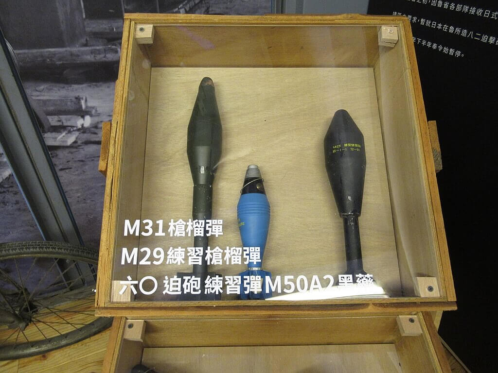 四四南村（信義公民會館、簡單市集）的圖片：M31槍榴彈、M29、六O、M50A2 展覽品