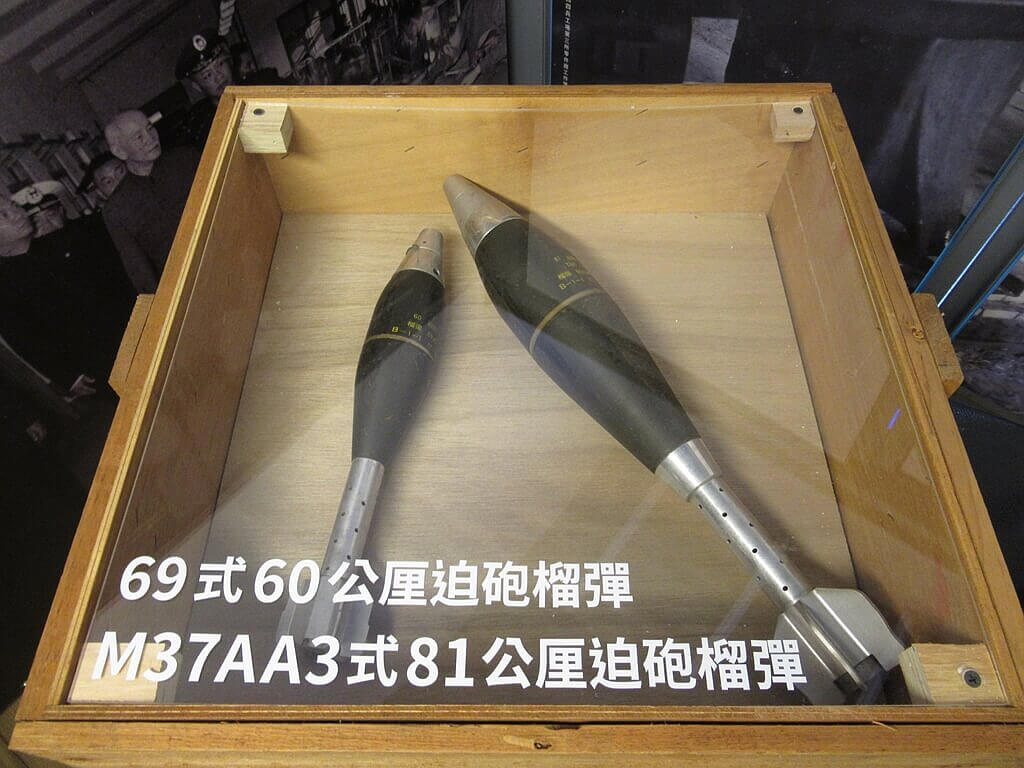 四四南村（信義公民會館、簡單市集）的圖片：69式60公厘迫砲榴彈、M37AA3 展覽品