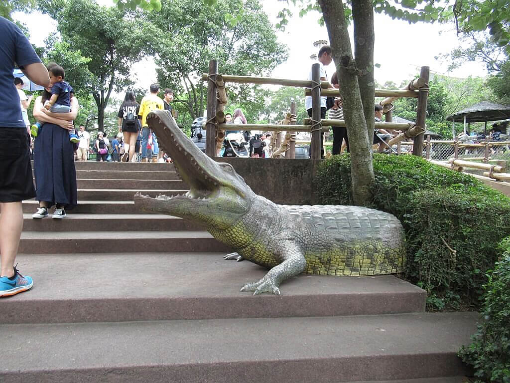 六福村主題遊樂園的圖片：提供遊客拍照的鱷魚造景