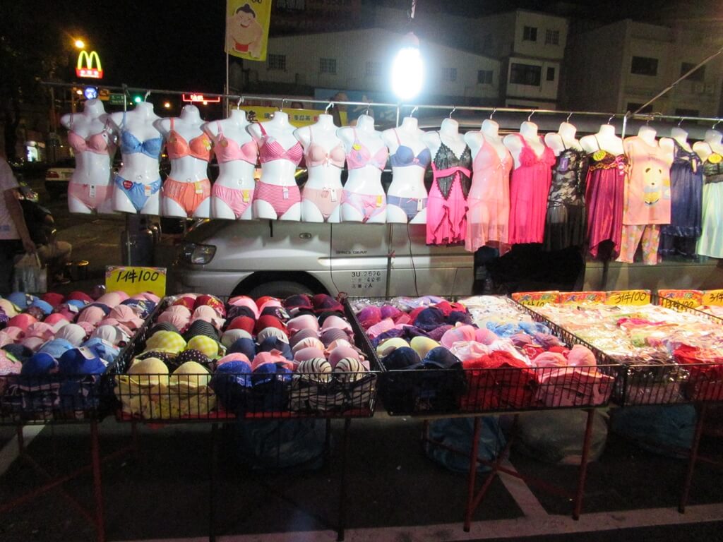 龍潭觀光夜市的圖片：專賣內衣攤位