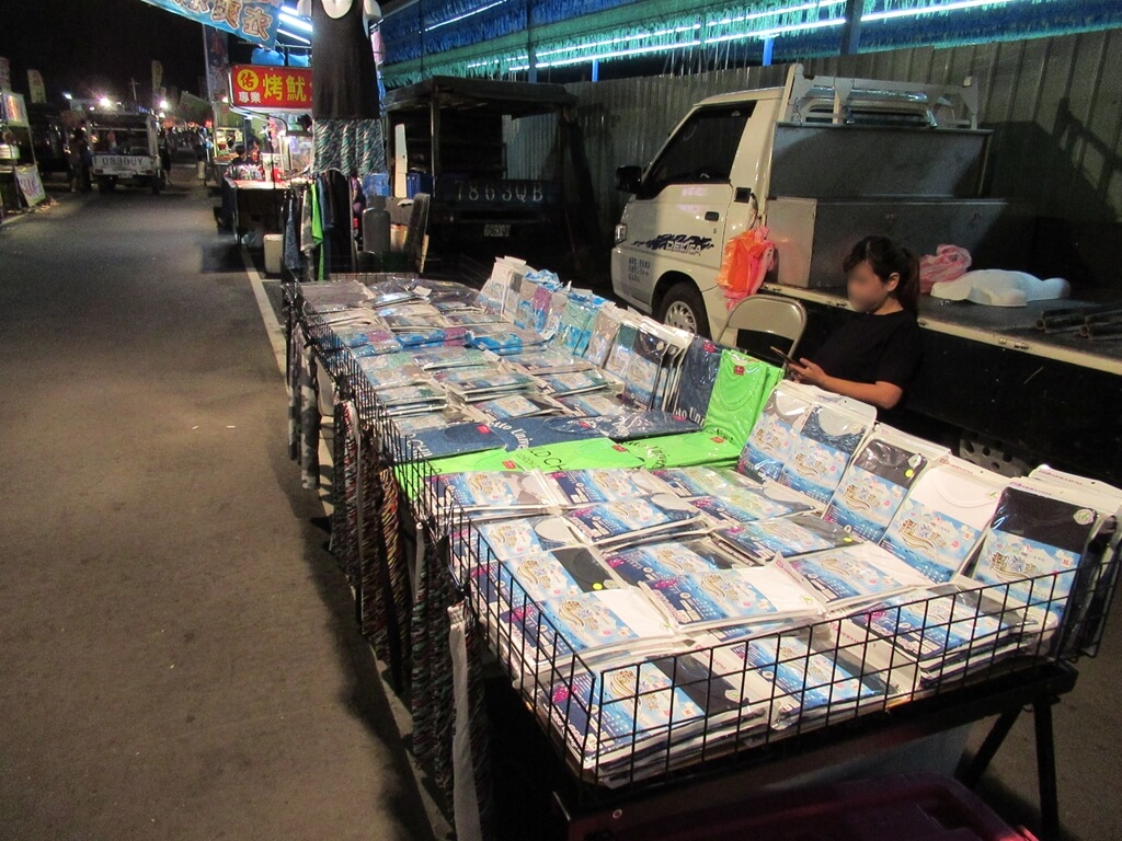 龍潭觀光夜市的圖片：專賣汗衫的攤位