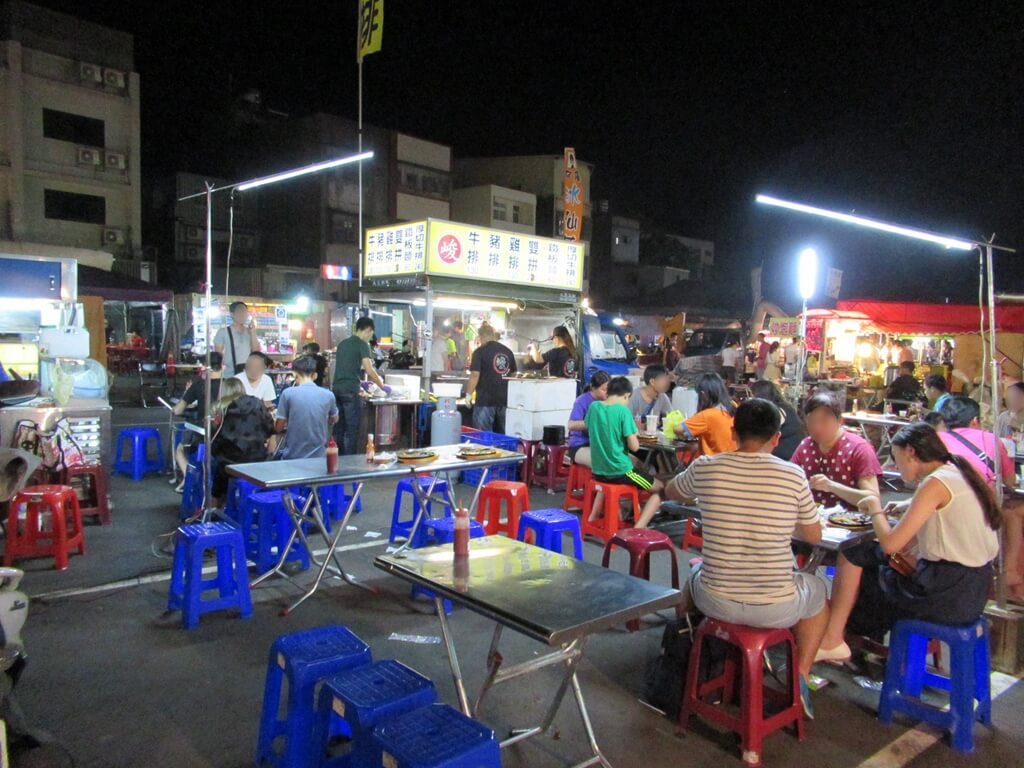 龍潭觀光夜市的圖片：牛排、豬排、雞排攤位