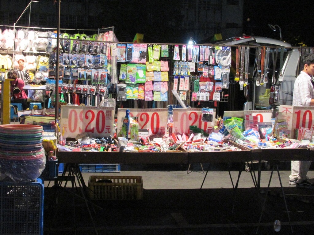 龍潭觀光夜市的圖片：各式五金商品販售攤位