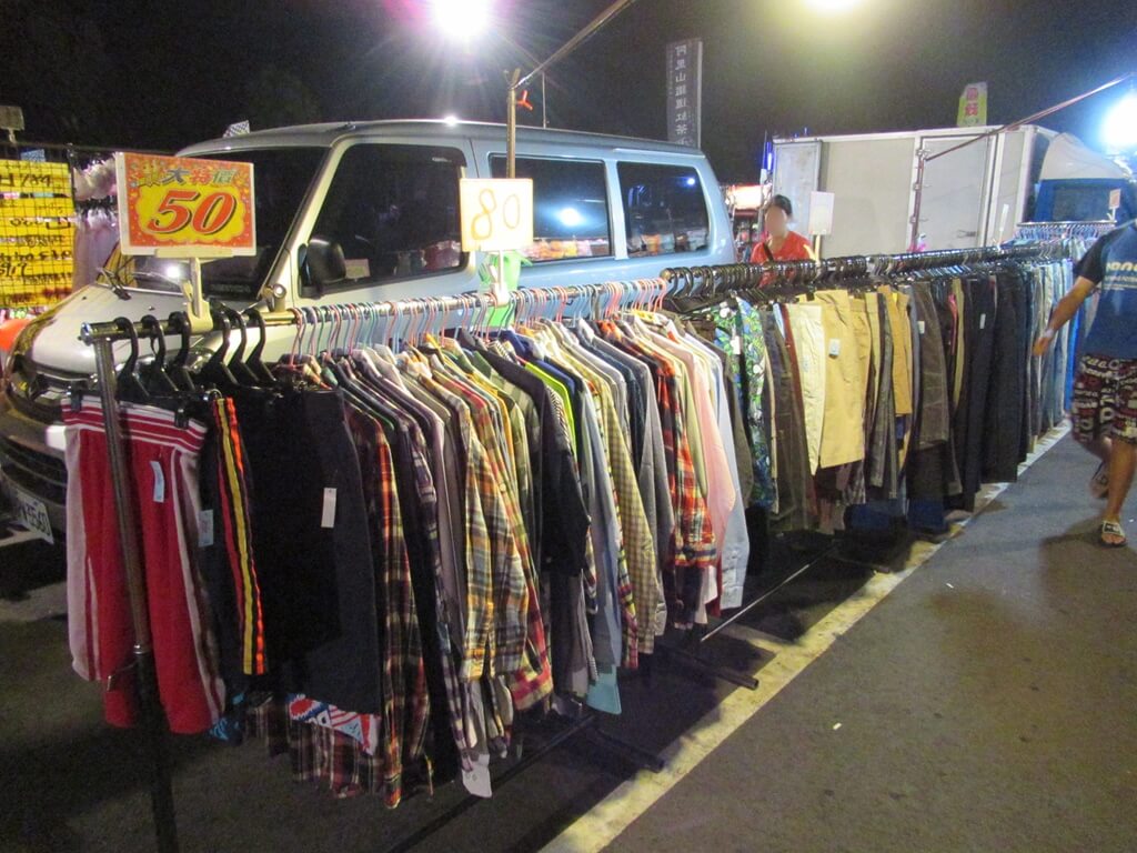 龍潭觀光夜市的圖片：超低價服飾攤位