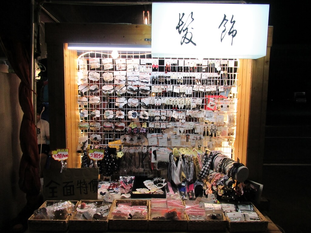 龍潭觀光夜市的圖片：髮飾品攤位