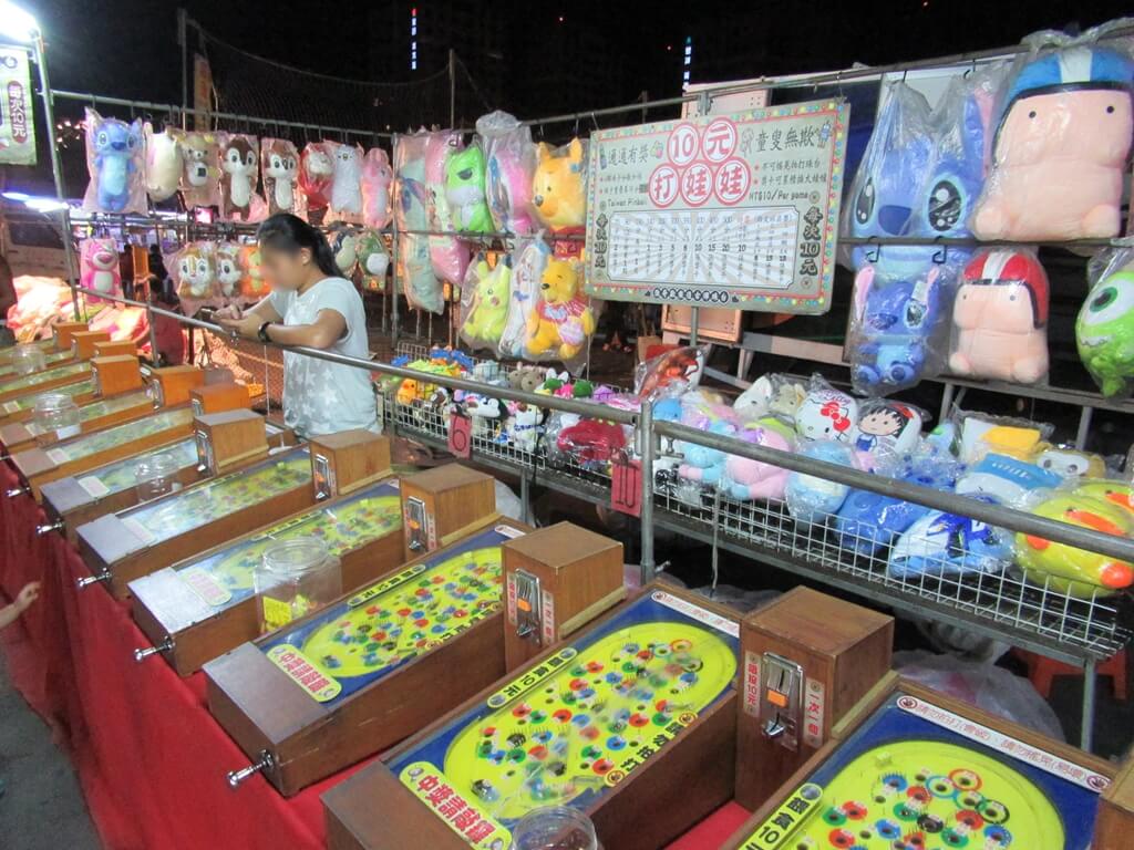 龍潭觀光夜市的圖片：10元打彈珠換獎品攤位