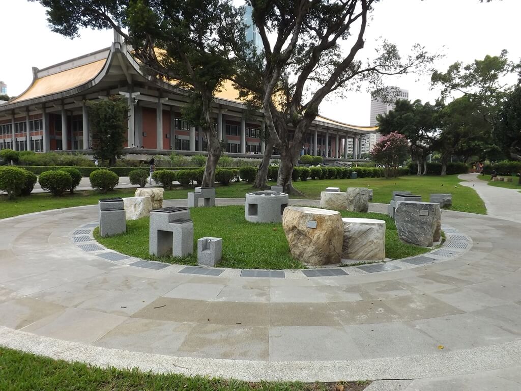 國父紀念館的圖片：刻有不同文字內容的石塊區