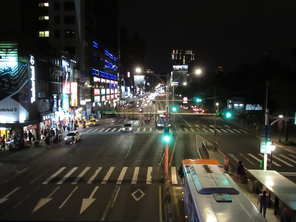 公館夜市（臺北市）的圖片：羅斯福路四段夜景，左側為公館夜市商圈，右側為台灣大學