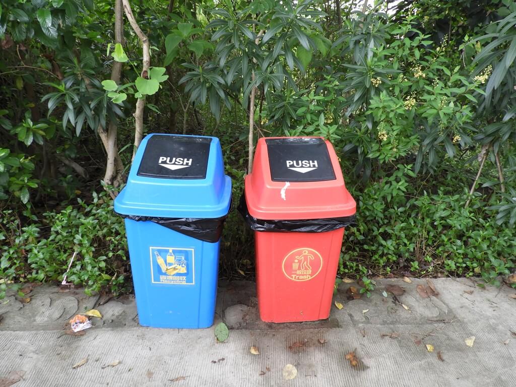 台灣地景花園 Taiwan Land Art Garden（結束營業）的圖片：盪鞦韆旁的垃圾桶