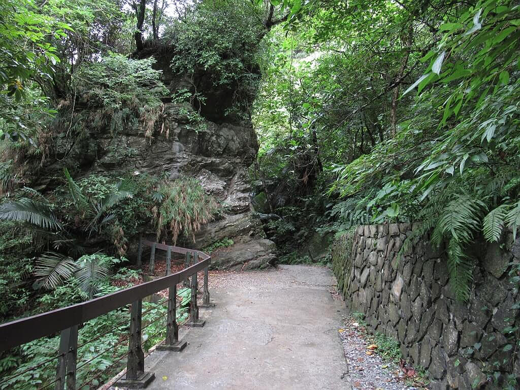 砂卡礑步道（太魯閣國家公園景觀步道）的圖片：巨石旁的步道