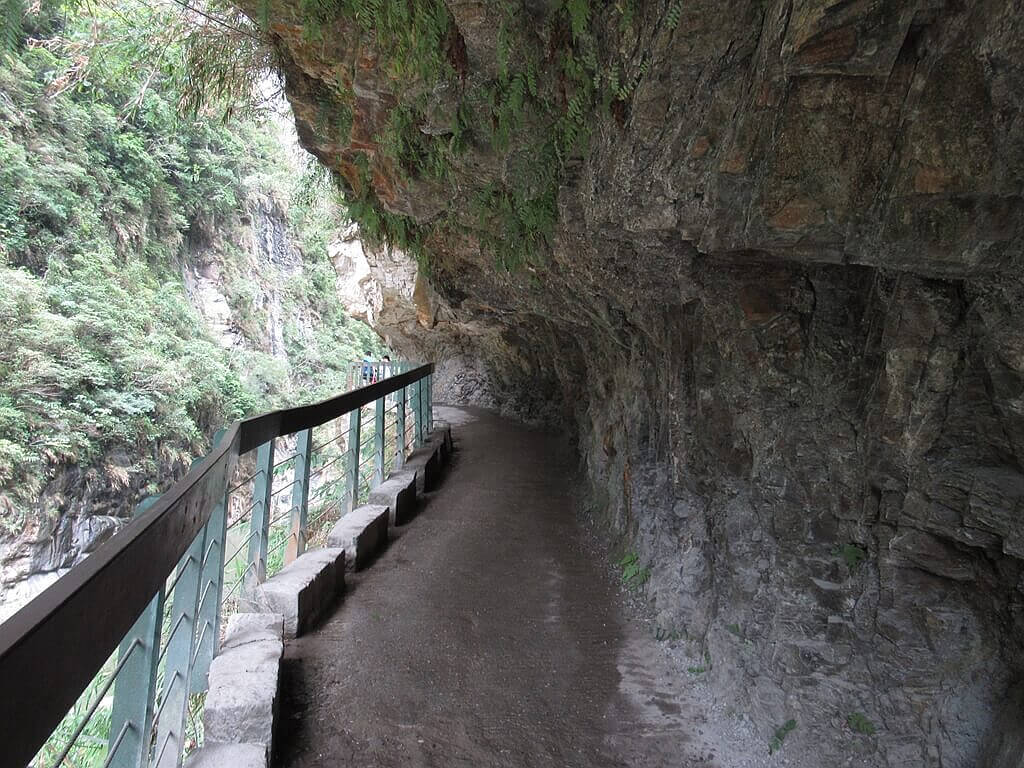 砂卡礑步道（太魯閣國家公園景觀步道）的圖片：峭壁下的砂卡礑步道（編號 123655073）