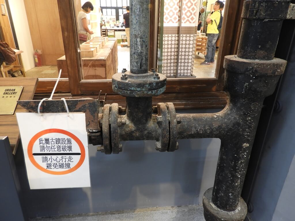 松山文創園區的圖片：金屬管的古蹟設施標示