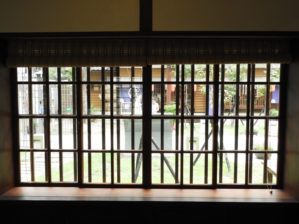 桃園77藝文町的圖片：日式木窗框，看出去就是中央走道