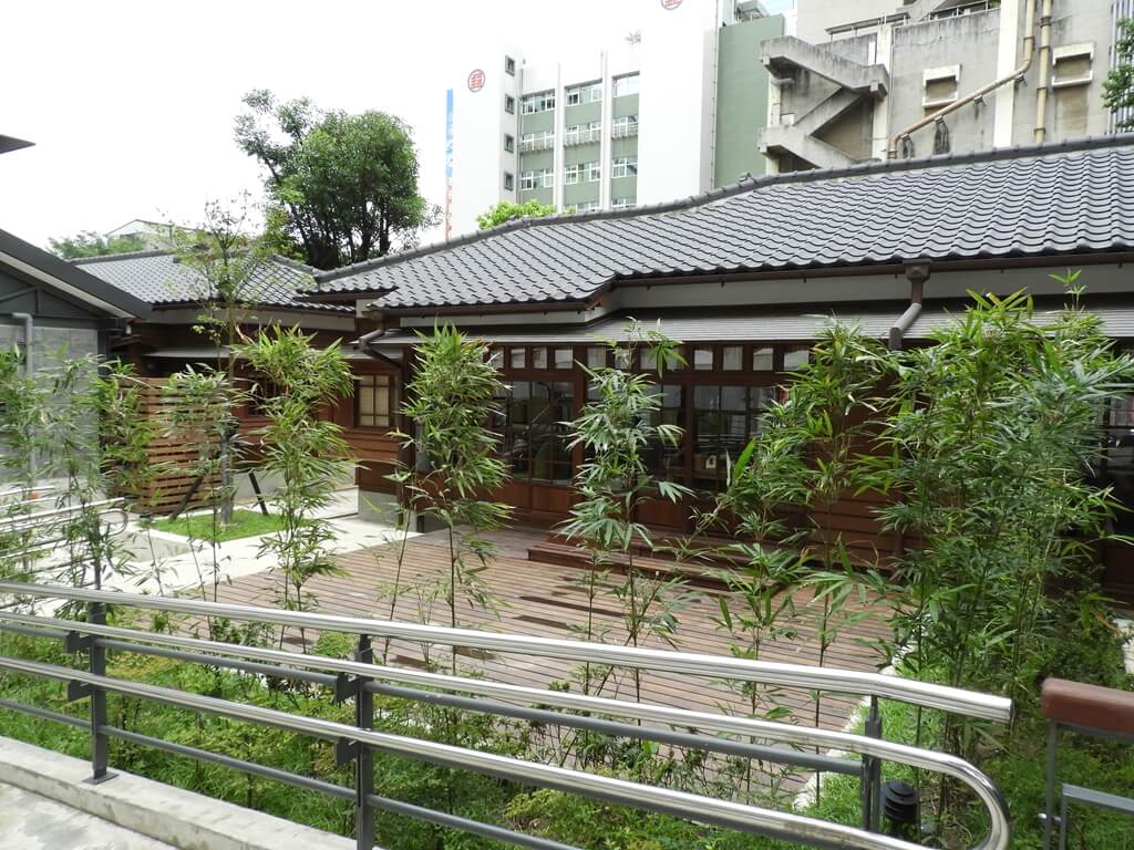 桃園77藝文町的圖片：細小的竹子與日式平房