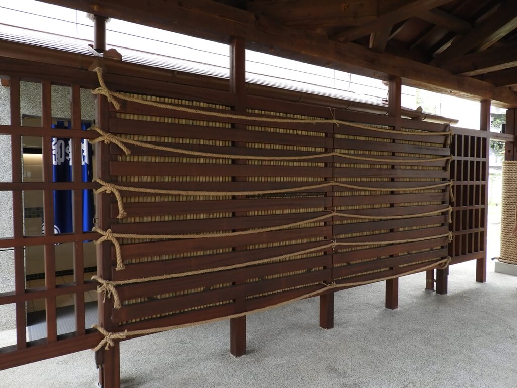 桃園77藝文町的圖片：祈福亭的木造隔板