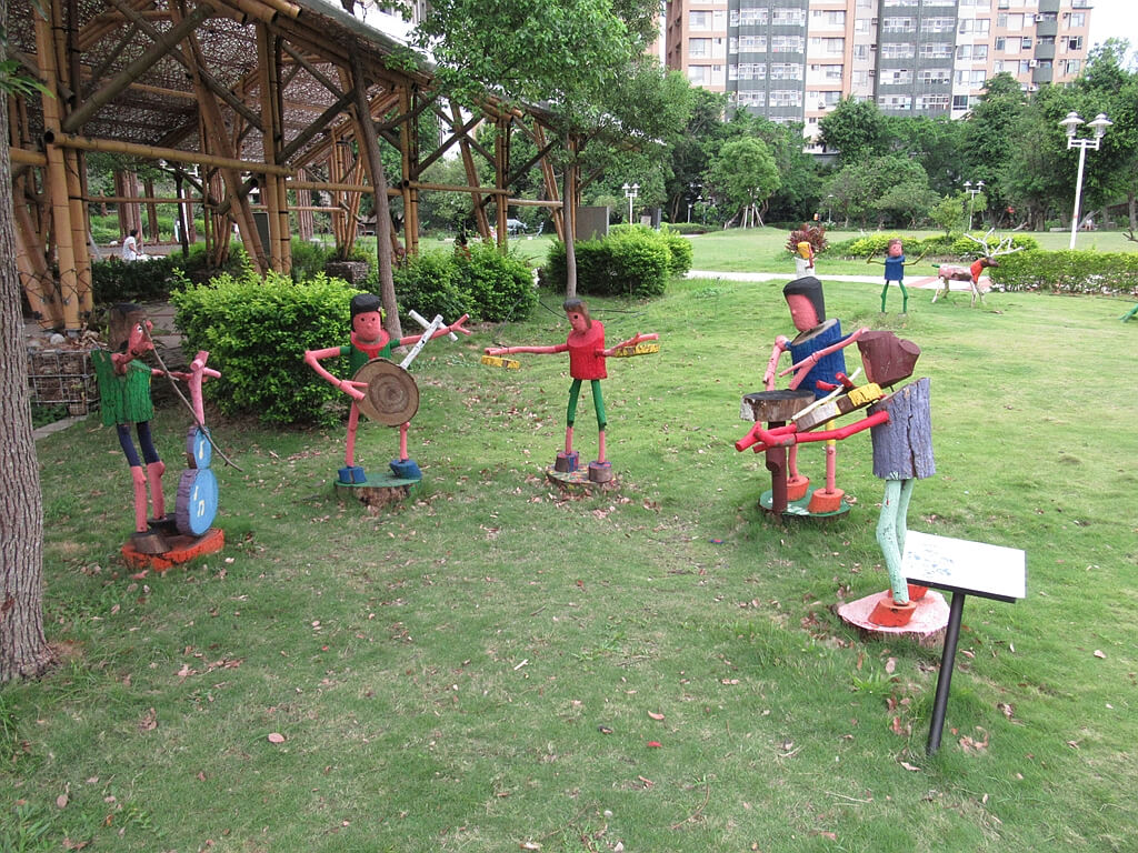 臺北市客家文化主題公園的圖片：木製裝置藝術，音樂表演樂隊