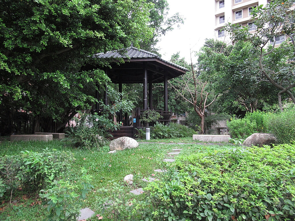 臺北市客家文化主題公園的圖片：小坡上的涼亭