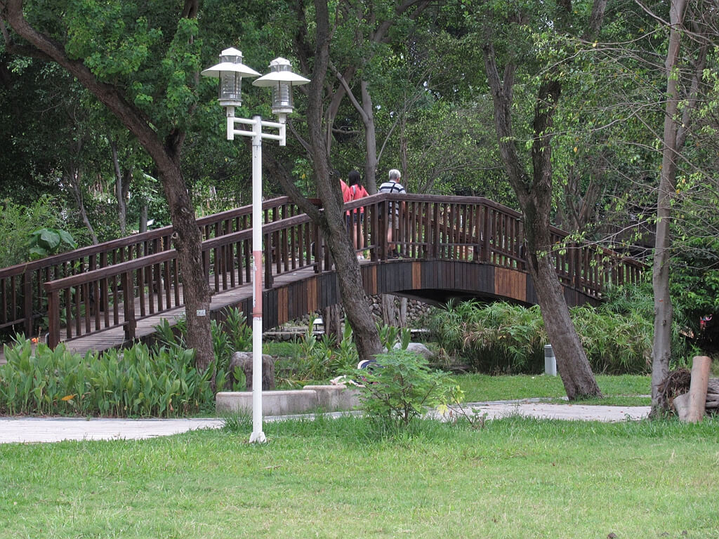臺北市客家文化主題公園的圖片：路燈與小橋