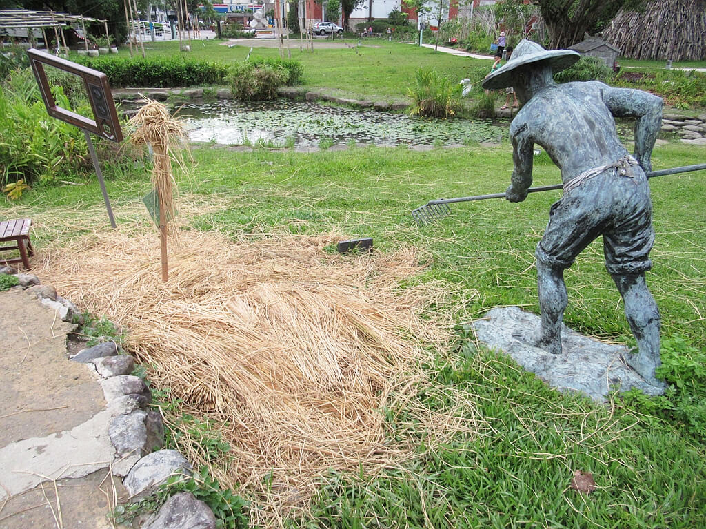 臺北市客家文化主題公園的圖片：農夫整理稻草地景