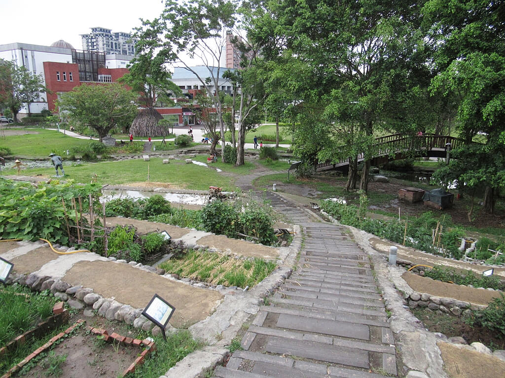 臺北市客家文化主題公園的圖片：菜園往公園的階梯步道