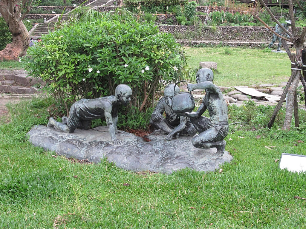 臺北市客家文化主題公園的圖片：三人倒茶水地景