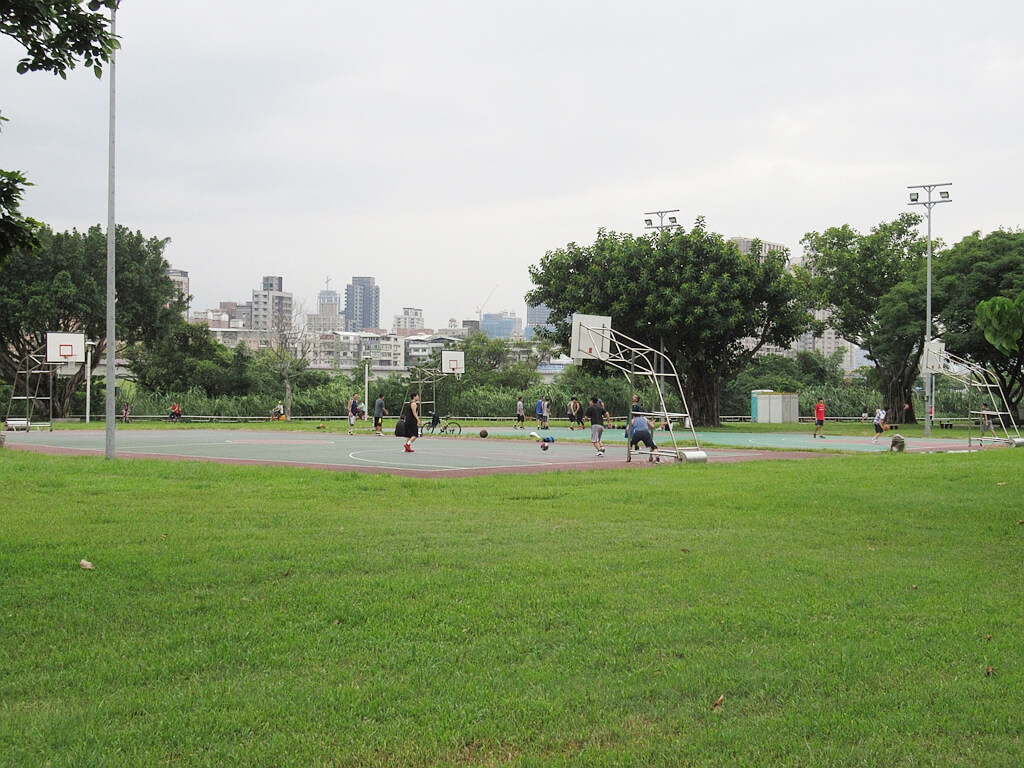 古亭河濱公園的圖片：籃球場上許多打籃球的民眾