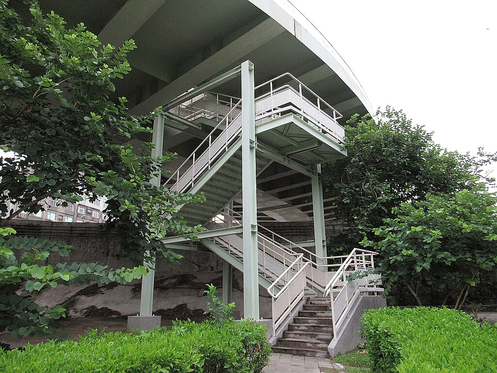 古亭河濱公園的圖片：跨堤平台的樓梯